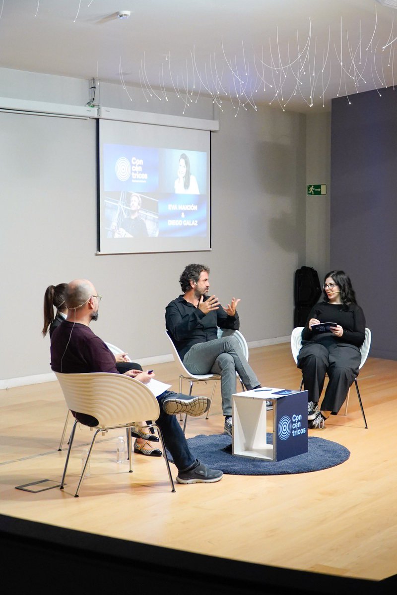 Fundación Círculo (@fcirculoburgos) on Twitter photo 🌀El encuentro <a href="/concentricospod/">Concéntricos Podcast</a> de noviembre nos ofreció ayer mucho arte con <a href="/evamanjon/">eva manjón</a> y Diego Galaz sobre el escenario de Fundación Círculo.
🎙️ <a href="/cainsan/">cainSan</a> y <a href="/Angela_varnei/">Ángela Varela Neila</a> entrevistaron a estos dos artistas burgaleses que han conseguido una notable repercusión con sus trabajos. 🌀El encuentro <a href="/concentricospod/">Concéntricos Podcast</a> de noviembre nos ofreció ayer mucho arte con <a href="/evamanjon/">eva manjón</a> y Diego Galaz sobre el escenario de Fundación Círculo.
🎙️ <a href="/cainsan/">cainSan</a> y <a href="/Angela_varnei/">Ángela Varela Neila</a> entrevistaron a estos dos artistas burgaleses que han conseguido una notable repercusión con sus trabajos.