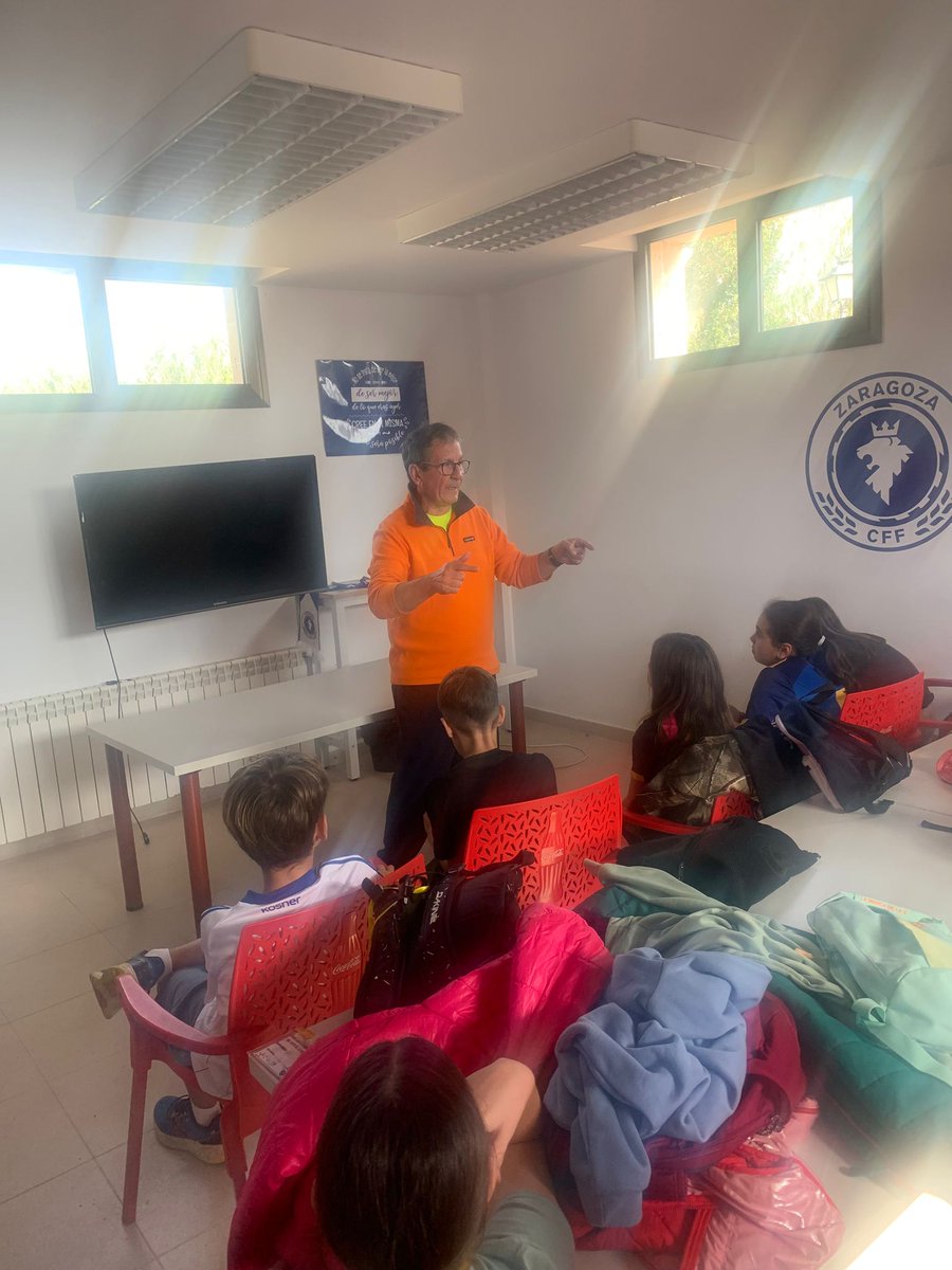 🔵⚽️⚪️ Visita de los escolares del CEIP El Pompillo de Ainzón y del CRA Bajo Gállego con niños y niñas procedentes de Leciñena, Perdiguera, Ontinar y El Temple

💙 Entretenida jornada con <a href="/salvamacias59/">Salva Macias</a>, Karolina y Raquel Capdevila

<a href="/GobAragon/">Gobierno de Aragón</a> <a href="/IA_Mujer/">Instituto Aragonés de la Mujer</a> <a href="/crieventa/">CRIE VentadelOlivar</a>

#zaragozacff💙