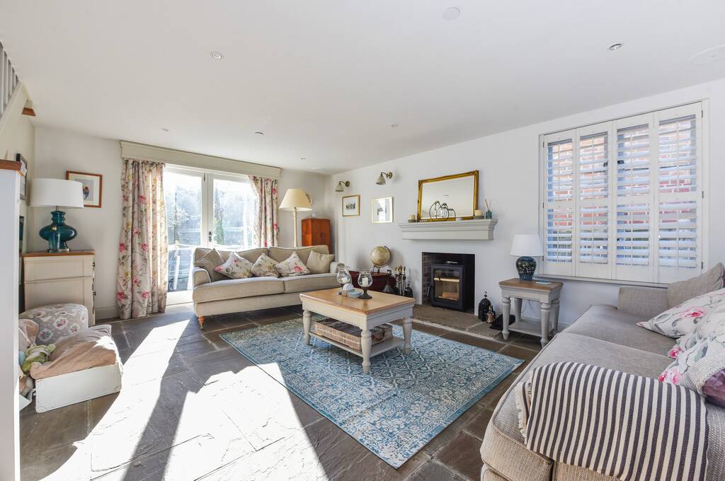 Located a few hundred metres from the Itchenor Sailing Club, Cherry Tree Cottage offers stylish &amp; contemporary New England living, presented to a very high standard throughout with exceptional attention to detail. ⭐️#propertyforsale #ukproperty #todanstee todanstee.com/cgi-bin/proper…