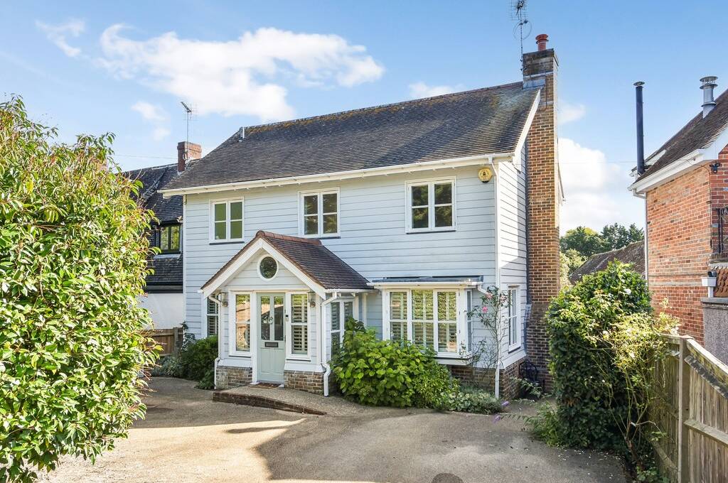 TodAnsteeProp's tweet photo. Located a few hundred metres from the Itchenor Sailing Club, Cherry Tree Cottage offers stylish &amp; contemporary New England living, presented to a very high standard throughout with exceptional attention to detail. ⭐️#propertyforsale #ukproperty #todanstee https://t.co/7g7bQSE6x2 https://t.co/4JrSUO0iSk