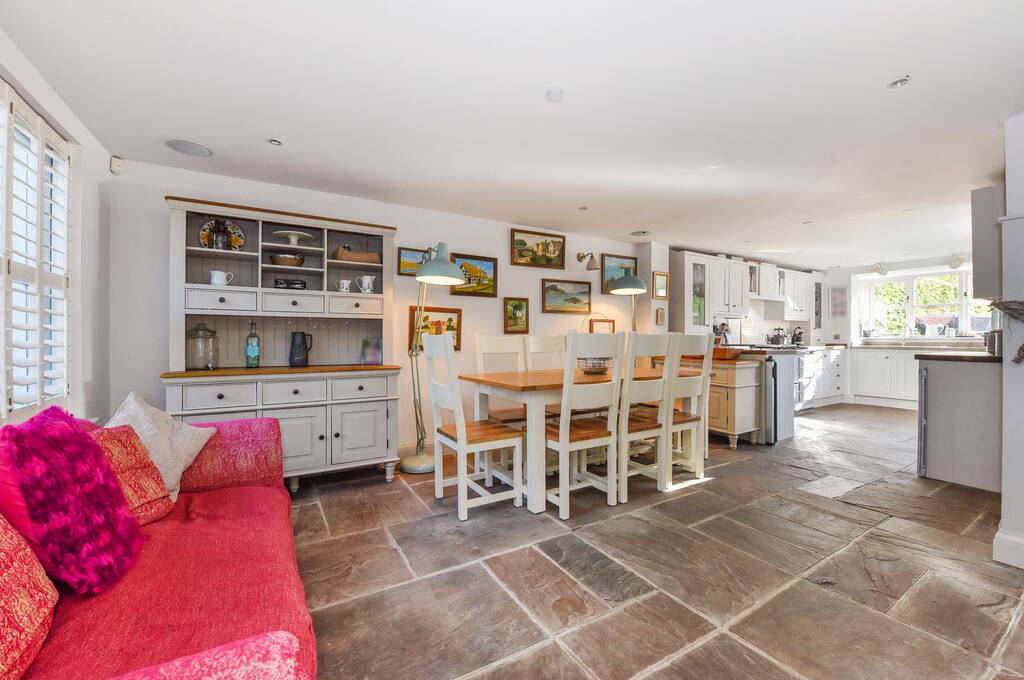 TodAnsteeProp's tweet photo. Located a few hundred metres from the Itchenor Sailing Club, Cherry Tree Cottage offers stylish &amp; contemporary New England living, presented to a very high standard throughout with exceptional attention to detail. ⭐️#propertyforsale #ukproperty #todanstee https://t.co/7g7bQSE6x2 https://t.co/4JrSUO0iSk