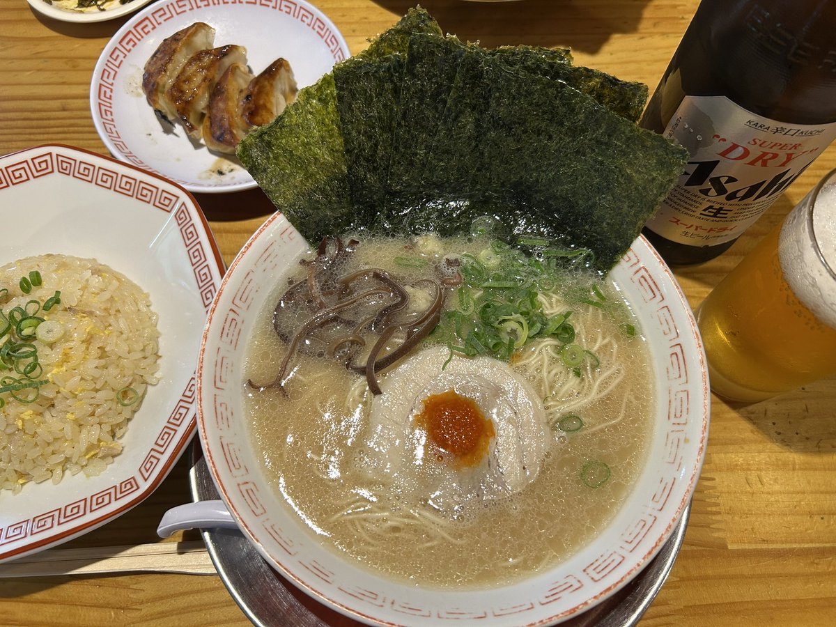 koharuko0529's tweet photo. ラーメンチャーハン餃子セットに瓶ビールで完璧💖💖💖 https://t.co/dP20rvSG16