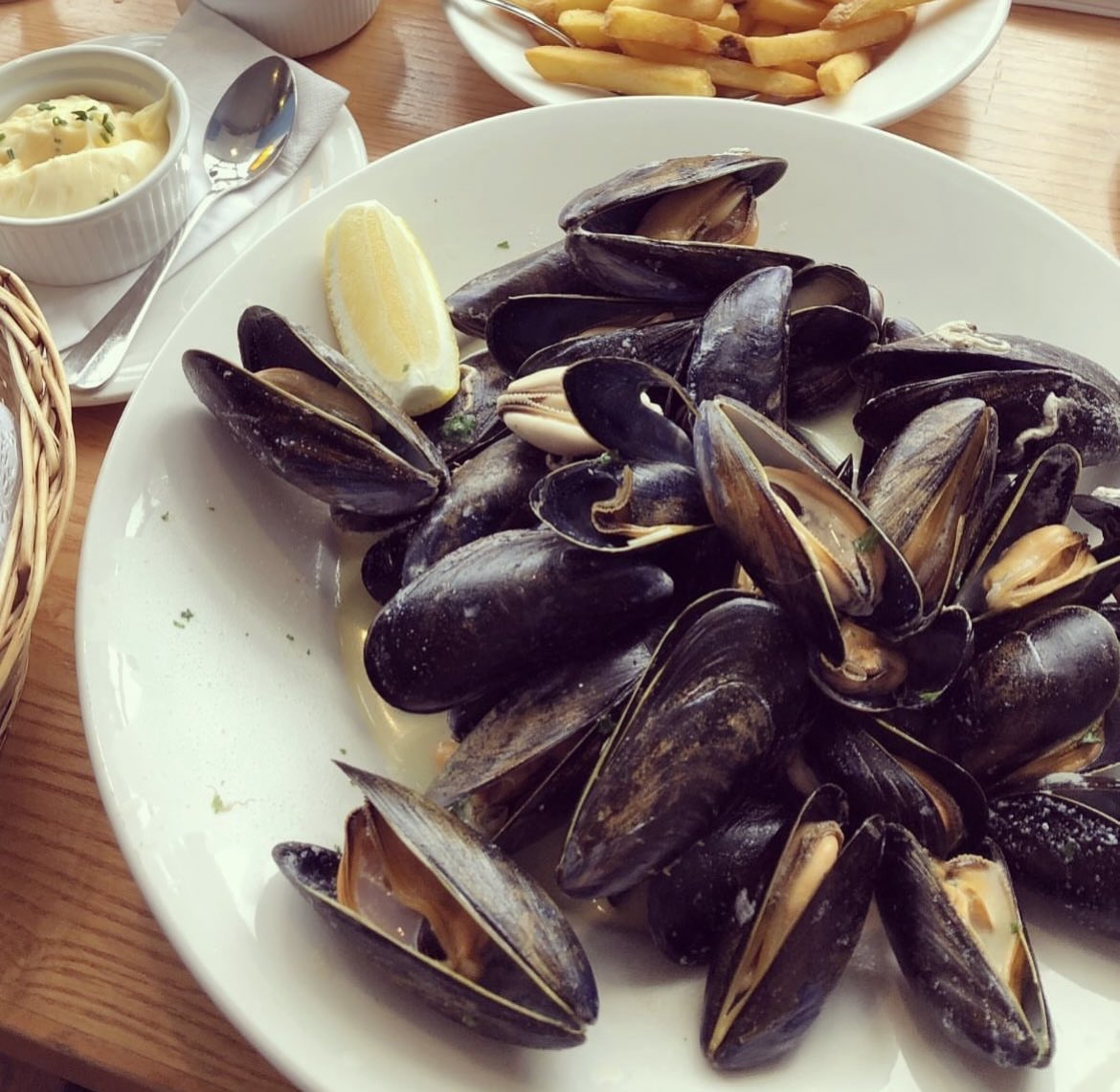 Winter Mussels at Regatta! 

Our mussel menu starts this Monday - fresh Scottish rope grown mussels, served with chips and mayonnaise - just choose your favourite flavour and enjoy!

Book a table on 01728452011! #aldeburgh #suffolk #mussels