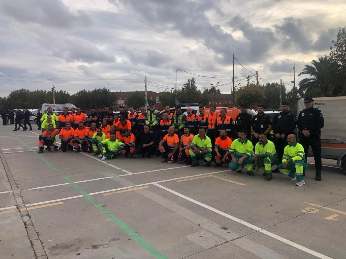 JornadasAnepma's tweet image. Aplauso para todos los trabajadores de LYMA, empresa asociada de #ANEPMA, y encargada de los servicios municipales de medio ambiente en Getafe; así como Policía Local y Protección Civil de Getafe, desplazados hasta Picanya para ayudar a todos los afectados. 

Fuerza #Valencia 🙏🏼