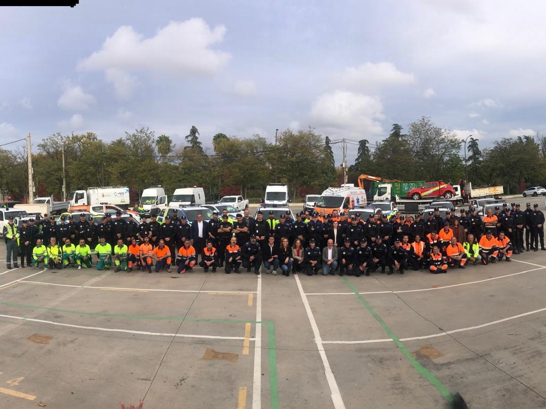 JornadasAnepma's tweet image. Aplauso para todos los trabajadores de LYMA, empresa asociada de #ANEPMA, y encargada de los servicios municipales de medio ambiente en Getafe; así como Policía Local y Protección Civil de Getafe, desplazados hasta Picanya para ayudar a todos los afectados. 

Fuerza #Valencia 🙏🏼