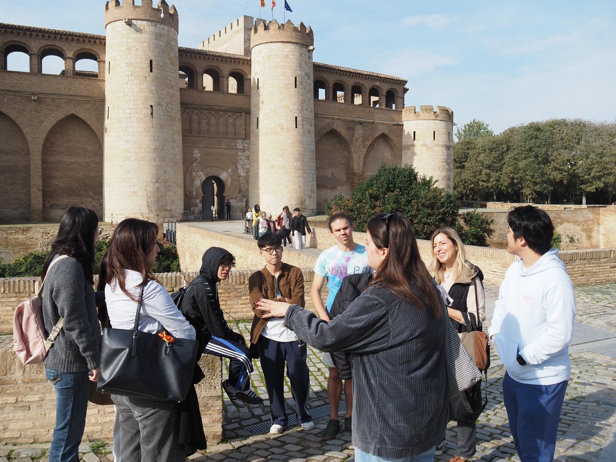 Algunos estudiantes de los Cursos de #ELE (B1, B1.2, B2, C1) visitando y conociendo el Palacio de la Aljafería #Zaragoza 📸