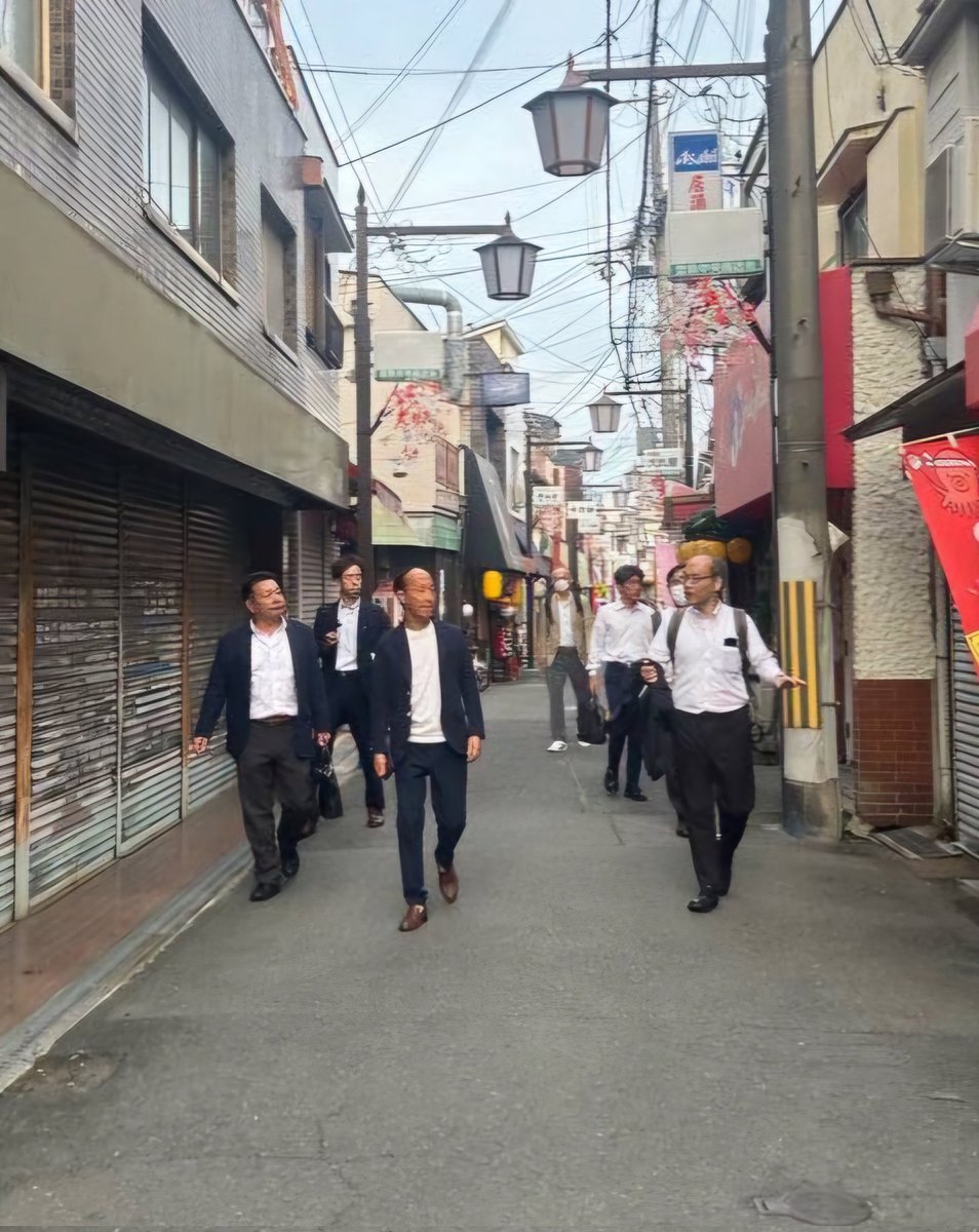 hirosekeisuke_'s tweet image. 先日【萱島】のまちを職員らとじっくり歩きましたよ🍀寝屋川市には４つの駅があります。香里園は私の市長就任前からすでに子育て世代に選ばれるまち、例えるならば“陽の当たるまち”となっていましたが…残りの３駅は開発の遅れや空洞化、人口減少、空き店舗など課題が多くありました。私の就任以来、こ…