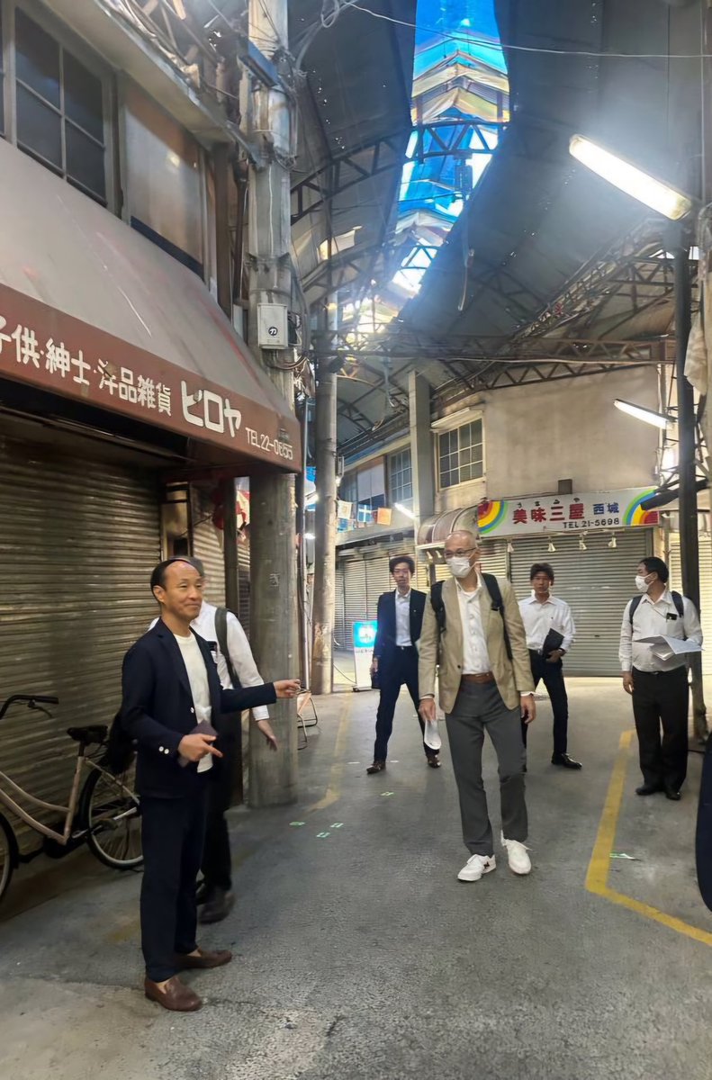 hirosekeisuke_'s tweet image. 先日【萱島】のまちを職員らとじっくり歩きましたよ🍀寝屋川市には４つの駅があります。香里園は私の市長就任前からすでに子育て世代に選ばれるまち、例えるならば“陽の当たるまち”となっていましたが…残りの３駅は開発の遅れや空洞化、人口減少、空き店舗など課題が多くありました。私の就任以来、こ…