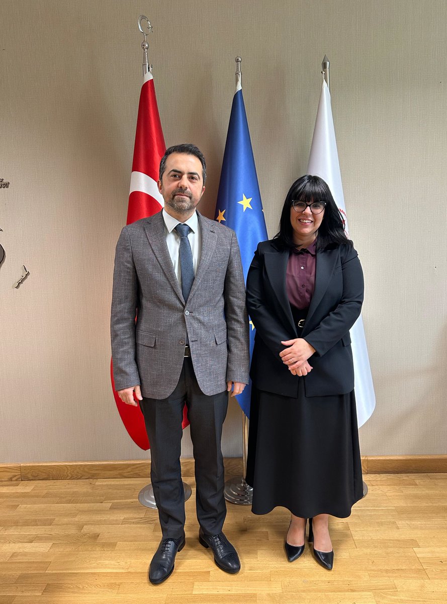 Malta Maslahatgüzarı Sn. Dr. Kathleen Vella Mamo, Genel Müdürümüz Sn. İsmail Tüzgen’i ziyaret etti. Ziyarette, Malta Bakanlar Kurulu Üyesi Roderick Galdes’in Türkiye’ye yapacağı ziyaret ve ikili ilişkilerin geliştirilmesine yönelik adımlar ele alındı. 🇹🇷🇲🇹
ab.csb.gov.tr/malta-cumhuriy…