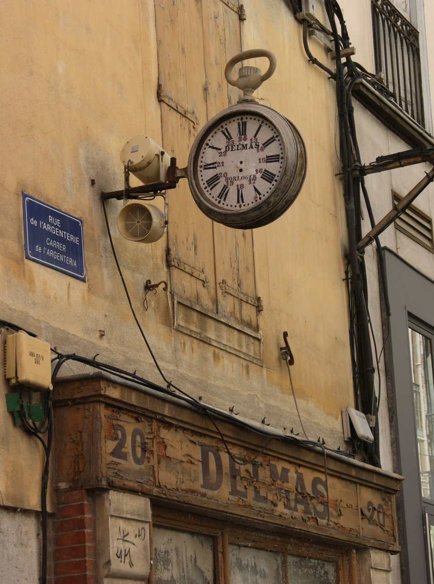 jl195480's tweet photo. @DailyPicTheme2 I wonder for how many years this wall in Perpignan, France has been #watchfull https://t.co/kxAnNEhfkc