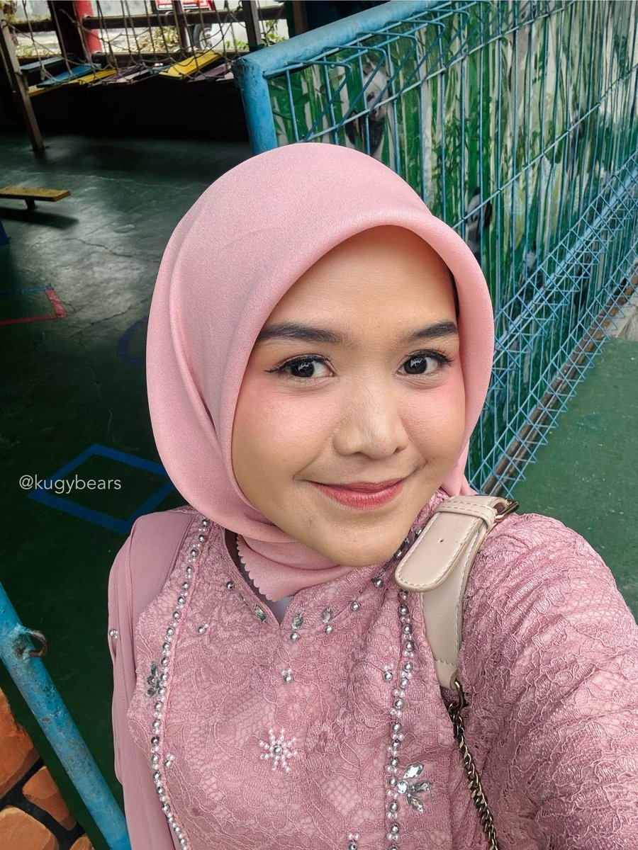 Seneng samaa makeup bridesmaid ku kemarenn! Complexionnya stay dari jam 6 pagi- jam 4 sore! 

Here’s the tips biar makeup ngunci dan gak geser!⤵️

Jam 6 pagi                     Jam  4 sore