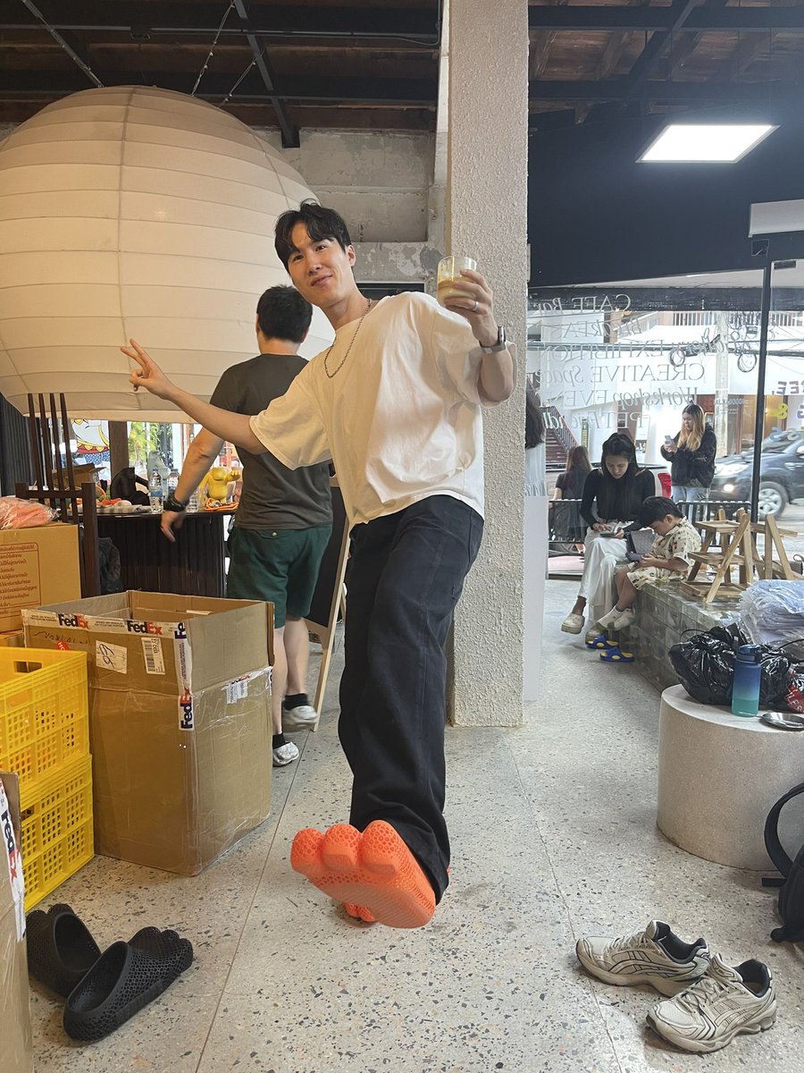 Coiniseasy's tweet photo. @CKBEcoFund Love the @Nervapes shoes! 🤩
#CKB #CKCON #CKWEEK #CKBHouse
#LightningNetwork #P2P #Web5 #RGBPP #UTXO https://t.co/J8PvoremOK