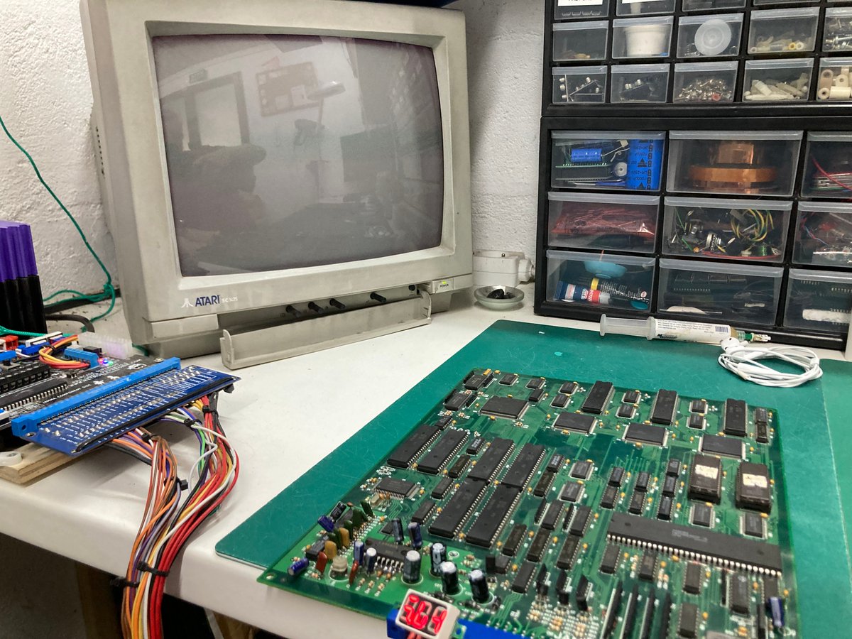 RepArcade's tweet photo. 1/2 
Réparation Dodonpachi qui ne boot plus.
PCB sale et qui a été maltraitée avec un remplacement de l'ampli audio au lance flamme 😱
Au menu : 
- Capa manquant dans la section audio. 
- Inspection des oscillateurs à quartz -> aucun signal sur le 28Mhz : https://t.co/fLmP8fpYjD