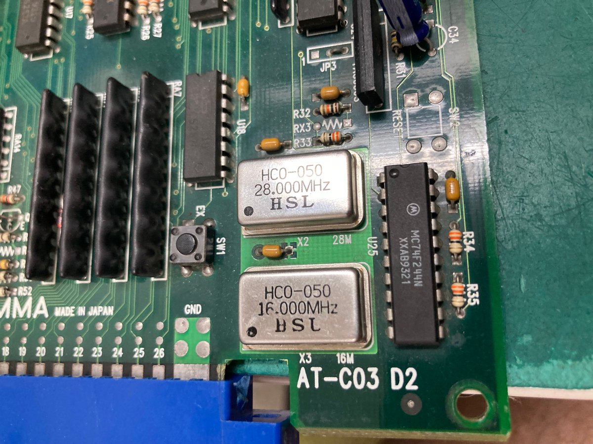 RepArcade's tweet photo. 1/2 
Réparation Dodonpachi qui ne boot plus.
PCB sale et qui a été maltraitée avec un remplacement de l'ampli audio au lance flamme 😱
Au menu : 
- Capa manquant dans la section audio. 
- Inspection des oscillateurs à quartz -> aucun signal sur le 28Mhz : https://t.co/fLmP8fpYjD