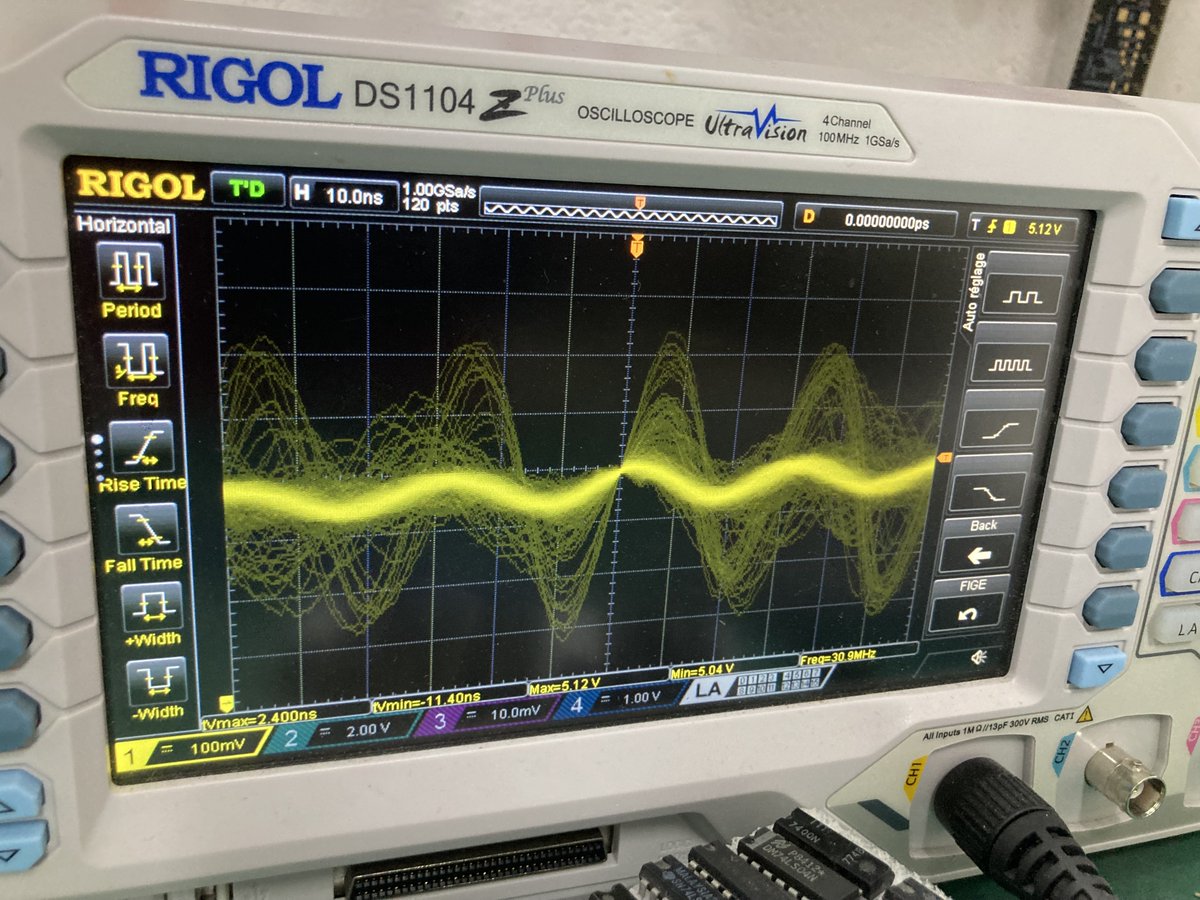 RepArcade's tweet photo. 1/2 
Réparation Dodonpachi qui ne boot plus.
PCB sale et qui a été maltraitée avec un remplacement de l'ampli audio au lance flamme 😱
Au menu : 
- Capa manquant dans la section audio. 
- Inspection des oscillateurs à quartz -> aucun signal sur le 28Mhz : https://t.co/fLmP8fpYjD
