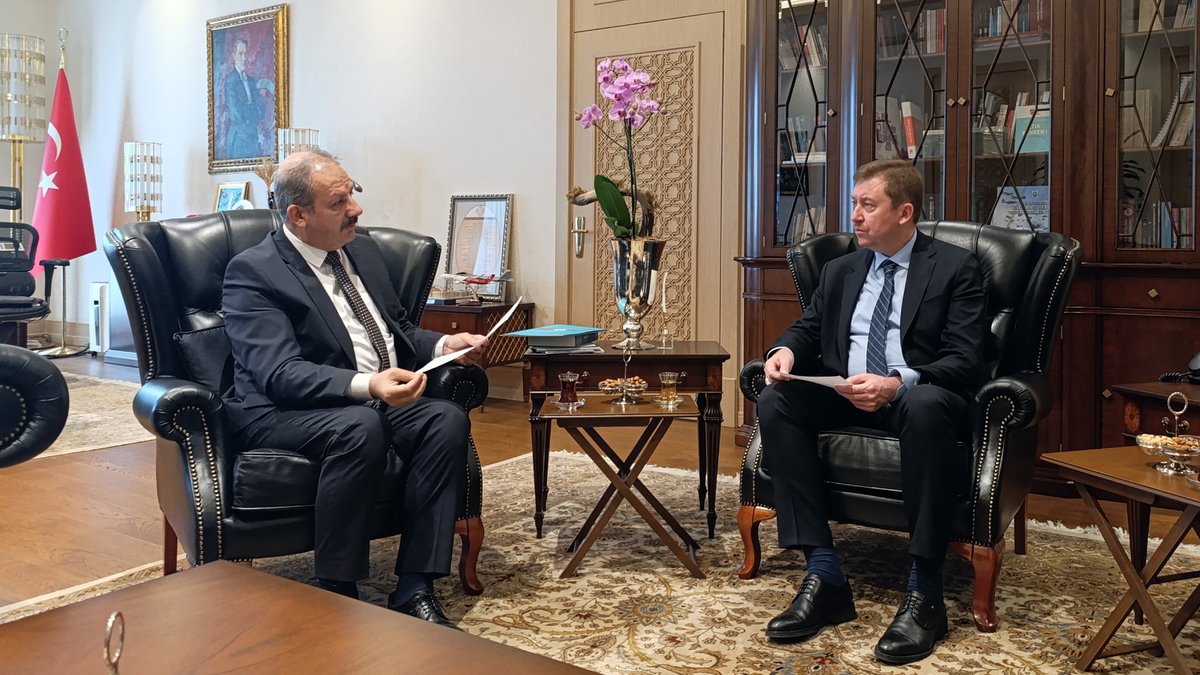 SSMahmutFaruk's tweet photo. Cumhurbaşkanlığı İdari İşler Başkanlığı Ziyareti

Sağlık ve sosyal hizmet çalışanlarımız için mesaimize aralıksız devam ediyoruz.

Cumhurbaşkanlığı İdari İşler Başkanı Sn. Hakkı Susmaz’ı Genel Başkan Yardımcımız Mustafa Irgatoğlu ve Hekim Komisyonu Başkanımız Dr. Hüseyin Alperen Güldiken ile birlikte ziyaret ettik.

Ziyaretimizde “Aile Hekimliği Sözleşme ve Ödeme Yönetmeliği”ne yönelik değerlendirmelerimizi paylaşarak aile hekimleri ve aile sağlığı hemşire ve ebelerimiz için mağduriyet oluşturacak maddelere yönelik düzenleme önerilerimizi ilettik.

Ayrıca, üniversite hastanesinde görev yapan kadrolu personelin üniversiteler arası karşılıklı yer değişikliği (becayiş) yapabilmesi ve Sağlık Bakanlığı’nda görev yapan 3+1 sözleşmeli personelin yer değişikliği (becayiş) yapabilmesi için yapmış olduğumuz çalışmaları sunarak hem üniversite hastanelerinde çalışan personele hem de 3+1 sözleşmeli sağlık personeline yer değişikliği hakkı verilmesini ve mağduriyetlerinin giderilmesini talep ettik.

Aile ve Sosyal Hizmetler Bakanlığı’nda görev yapan sözleşmeli personelin sorunlarını da gündeme getirerek Aile ve Sosyal Hizmetler Bakanlığı’nda ek ders karşılığı çalışanların kadrolu istihdamının sağlanarak yıllardır yaşadıkları mağduriyetlere son verilmesi gerektiğini vurguladık.

Nazik kabulleri ve taleplerimize yönelik yaklaşımlarından dolayı Cumhurbaşkanlığı İdari İşler Başkanı Sn. Hakkı Susmaz’a teşekkür ediyorum.