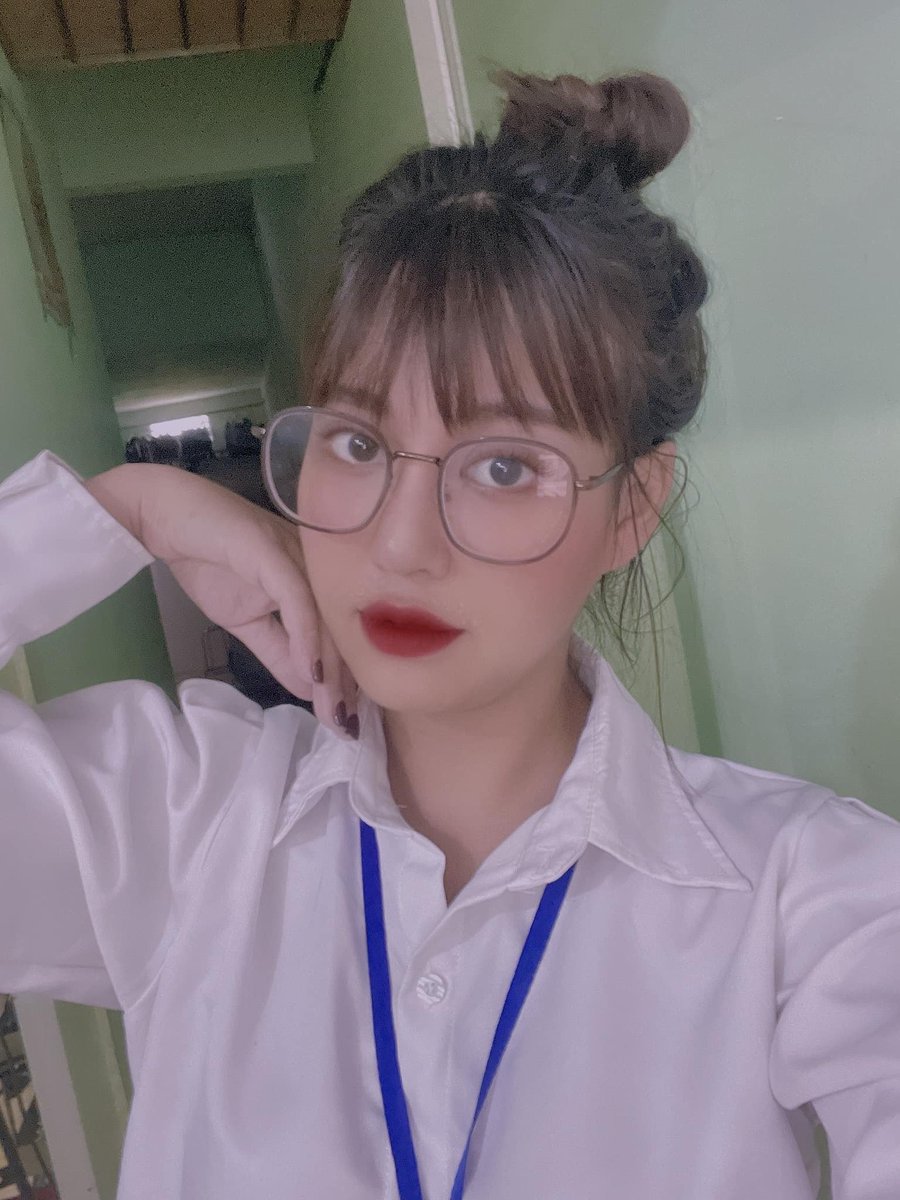 MayisDemet's tweet photo. ngày đi học .tối đi bay đc ko https://t.co/NexgpHttbp