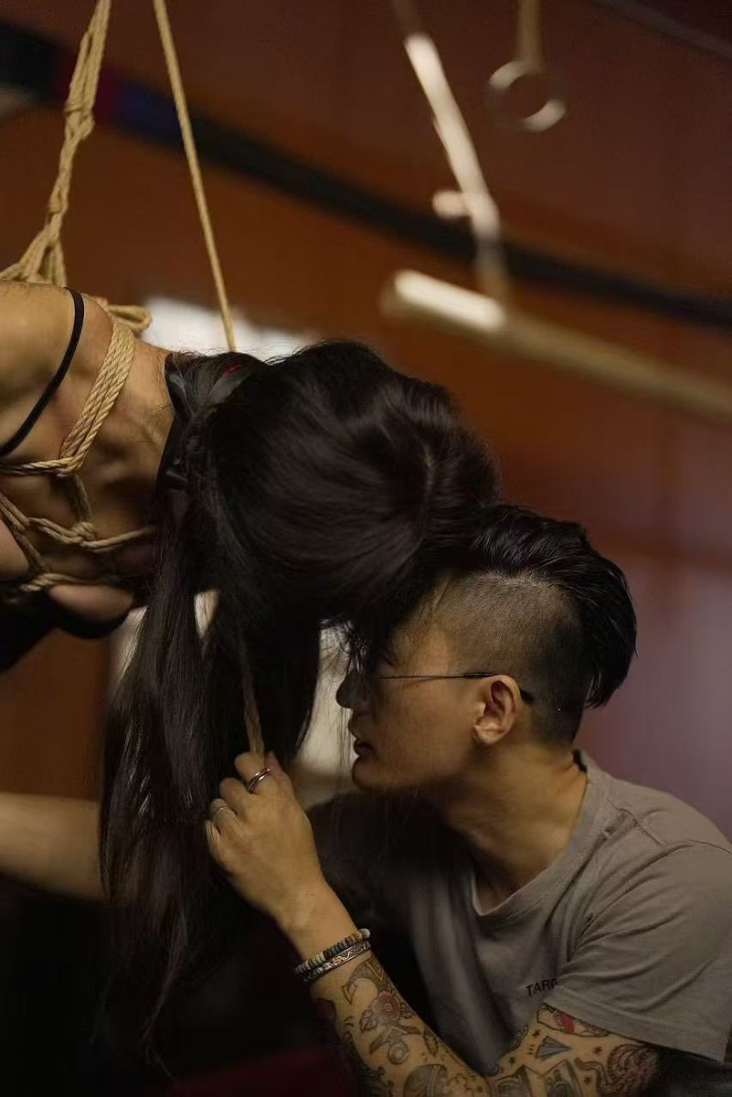 【奇客宴 Kink Dinner （Munch+）Vol.3 】

本次我们邀请到的主陪是自称斜杠中年人的Erico和长颈鹿，这两位是可以帅气可以搞怪的CP组，Erico具有诸多身份，除了是绳缚好手之外，还擅长制作蜡烛、摄影、装置制作、金工等，还是活动主理人，一起来听听他丰富的斜杠人生吧！ https://t.co/6wF7D0eKYY