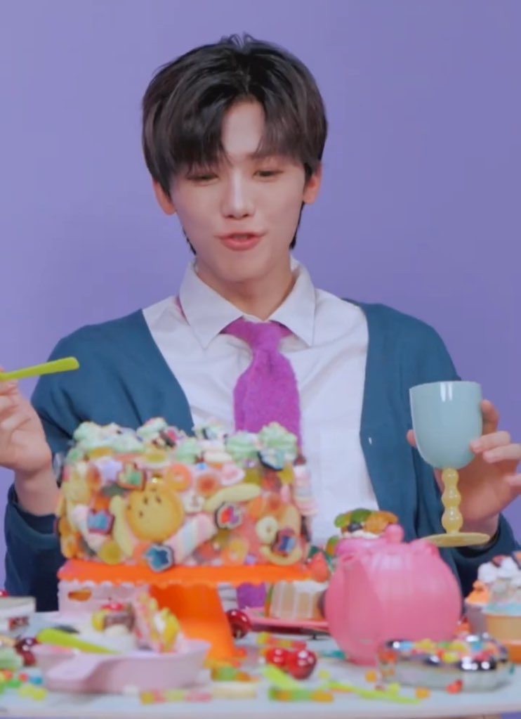 เน้กมีสี เน้กมีของเล่น เน้กมีมงกุฎและเน้กเปนเจ้าหยิง