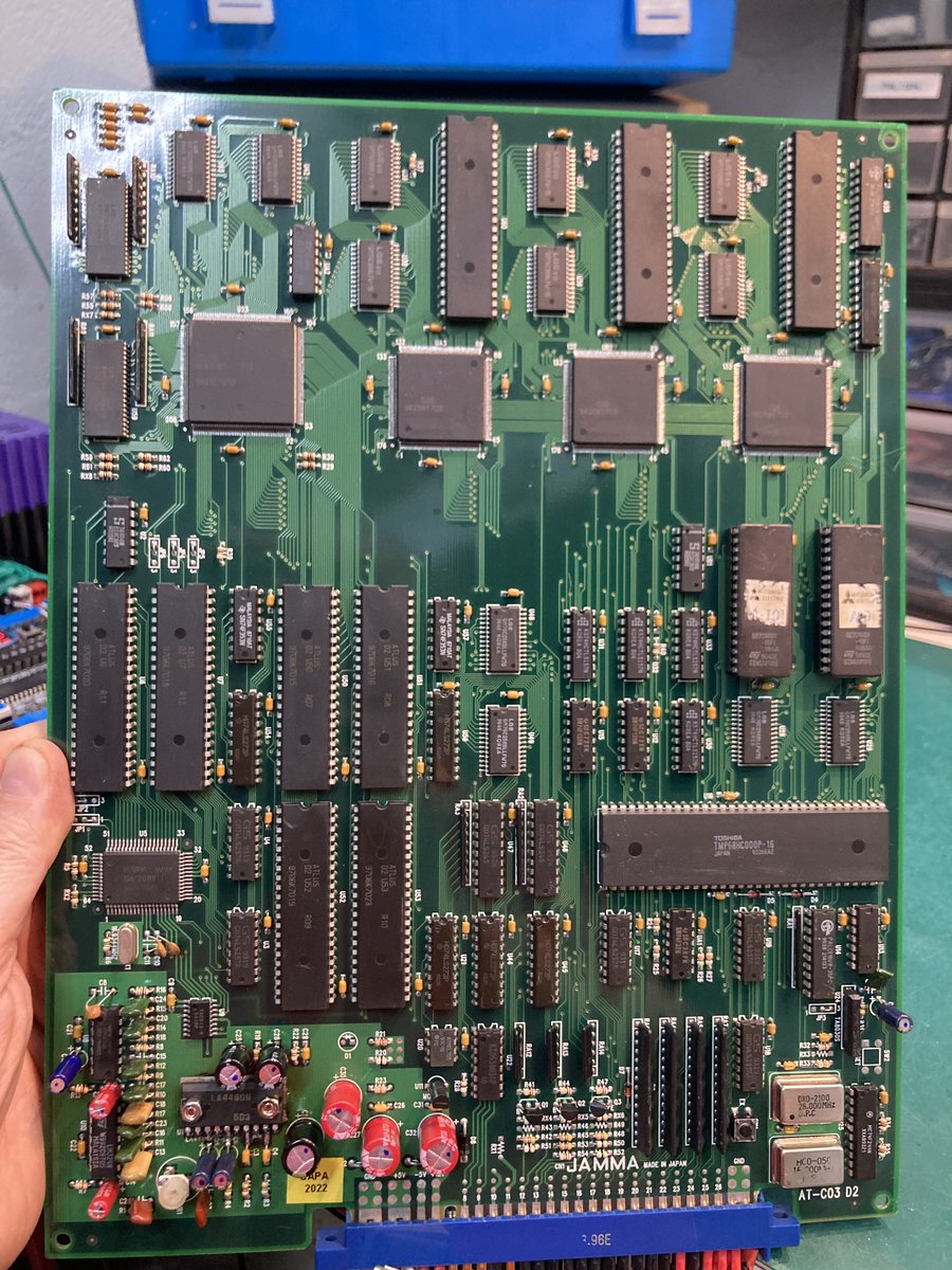 RepArcade's tweet photo. 2/2
Nettoyage de la PCB, remplacement de l'oscillateur à quartz 28Mhz, replacement des capa brulés et manquants, capkit des électrolytiques aluminium, et ça repart 🚀 https://t.co/bKCOjckVwp