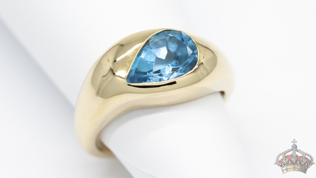This customer had this blue topaz stone and wanted a new ring for her daughter. She loved this mounting and a new ring was created! Bring your ideas and any family jewelry, we will be happy to create that new piece of beauty!
#rings #finejewelry #gold #jewelry #jewelrydesign