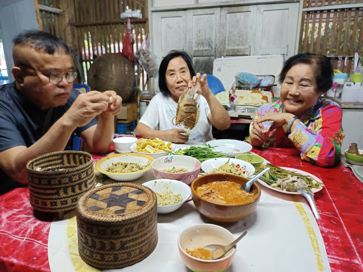 pk_tum's tweet photo. แม่ตุ้มได้กลับบ้านที่แพร่กินข้าวกับพี่น้องดูมีความสุขจัง
#เห็นคนที่เรารักมีความสุขเรา��็มีความสุข #กินข้าวอร่อยเลยนะ🥰❤️☺️😊 https://t.co/ucoqAzzCwj