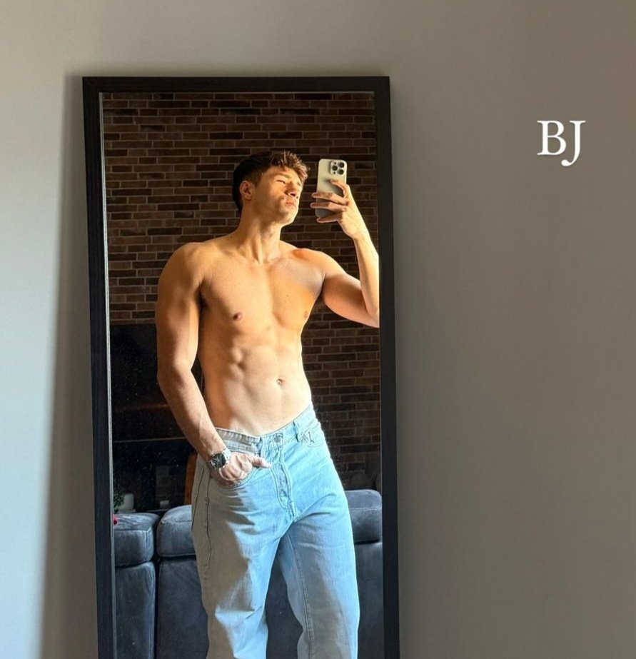 Ve lo avevo detto io che dal vivo era muscoloso 🤣 #perletti