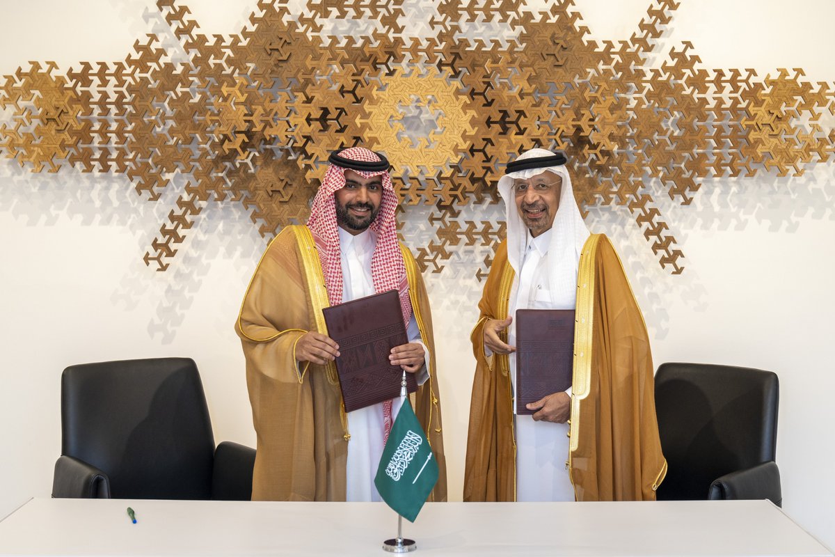 وقعت <a href="/MOCSaudi/">وزارة الثقافة</a>  و  @ECZA_GOV  مذكرة تفاهم تعزيز الفرص الاستثمارية في القطاع الثقافي بالمدن والمناطق الاقتصادية الخاصة، وتحسين الإطار التنظيمي للاستثمار الثقافي. #رؤية_السعودية_2030