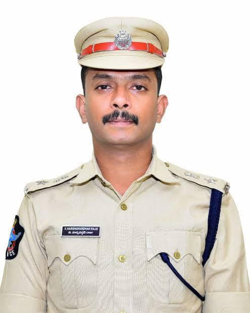 Venkatdaggupt3's tweet image. కడప ఎస్పీ హర్షవర్థన్ రాజుపై బదిలీ వేటు

వైఎస్ భారతి పీఏ వర్ర రవీందర్ రెడ్డి విషయంలో నిర్లక్ష్యంగా వ్యవహరించడం, వైసీపీకి అనుకూలంగా ఉన్నారని SPపై ఆరోపణలు

సీఐను కూడా సస్పెండ్ చేస్తూ డీజీపీ ఉత్తర్వులు

@Kadapa_Police @dgpapofficial

#Kadapa #SPTransfer