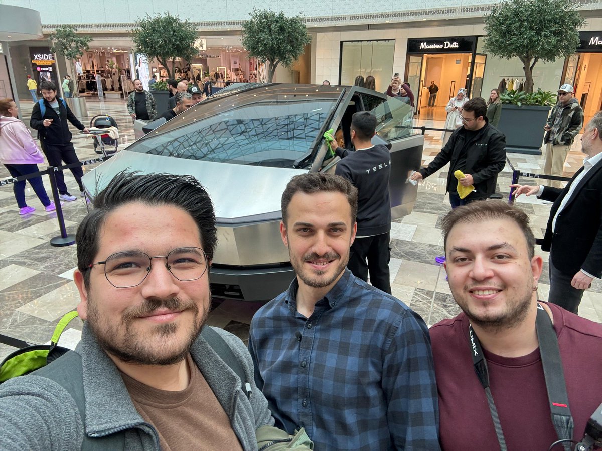 DoluBatarya's tweet photo. ⚡ Tesla Cybertruck neden Türkiye'de?

Bugün #Tesla Cybertruck çekimi için Vadistanbul'daydık!

Aracın marka için önemini anlattığımız videomuz yakında YouTube kanalımızda.

Tesla Türkiye'den Berk Bey, Cenan Bey, Burak Bey, Bilal Bey ve ekipteki diğer arkadaşlarımıza davetleri için çok teşekkür ediyoruz.