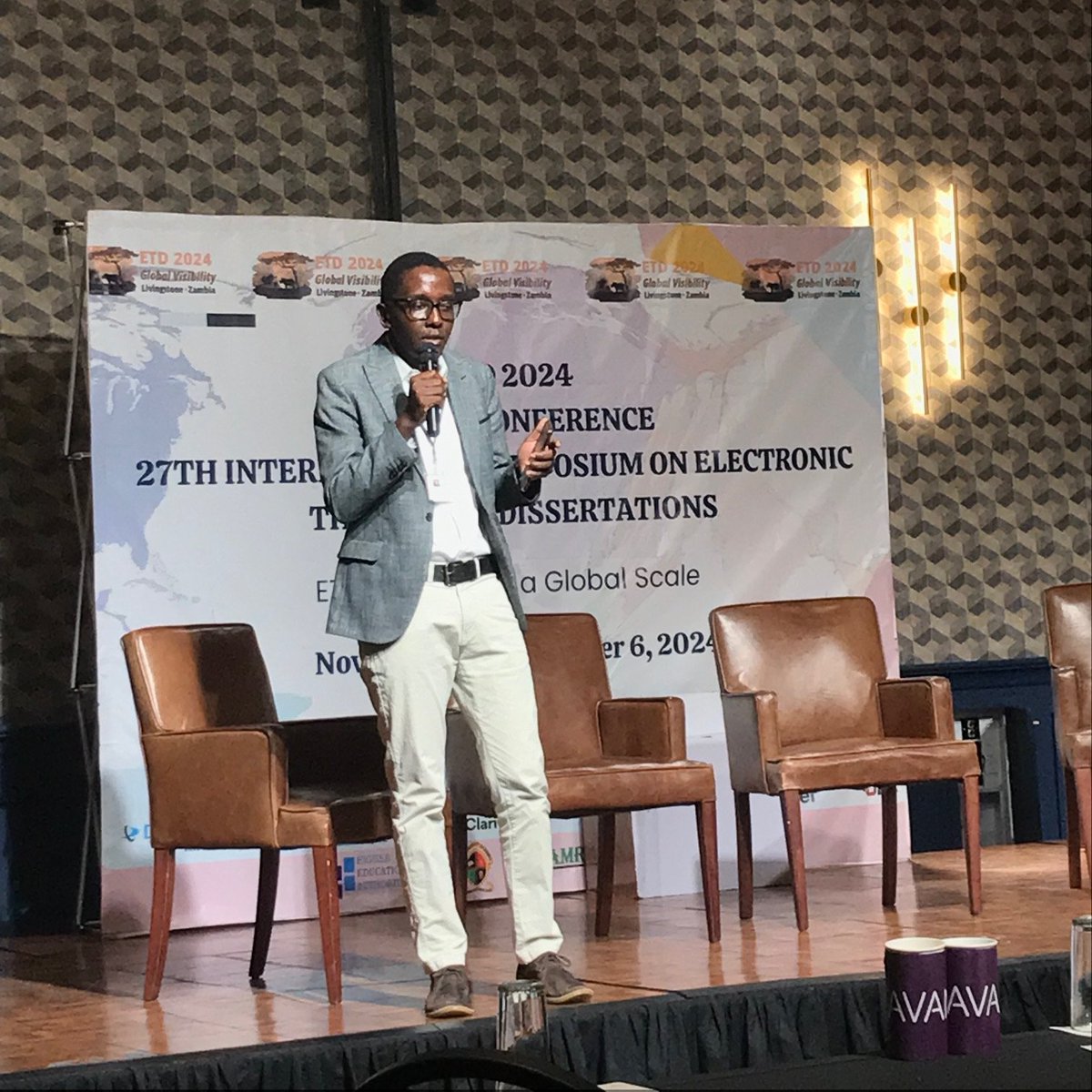 📣<a href="/lightonphiri/">Lighton Phiri</a> presents the #ETD2024 closing remarks and announces that @USETDA &amp; NDLTD are co-hosting #ETD2025, to be held as a joint virtual event on September 25-26, 2025🌟 Stay tuned for more information!
usetda.org/usetda-confere…