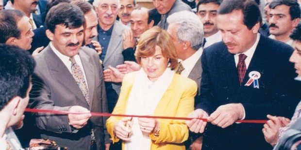 hilalnesin's tweet photo. Bank Asya'ya para yatıran kadını çocuğuyla beraber hapse atıyorlar, Bank Asya'nın açılışını yapan kadına parti kurduruyorlar. https://t.co/DAfUlbSxqK