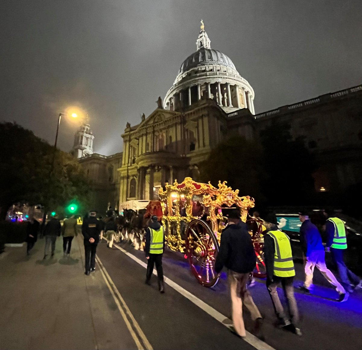 City of London (@cityoflondon) on Twitter photo City workers were treated to an unexpected sight today. The <a href="/citylordmayor/">Lord Mayor of London, Alastair King</a> State Coach and six horses made their way around the City's darkened streets for the Early Morning Rehearsal for <a href="/lordmayors_show/">Lord Mayor's Show</a> on Saturday from 11am. bit.ly/4hDTv1K bit.ly/3zoZgiI City workers were treated to an unexpected sight today. The <a href="/citylordmayor/">Lord Mayor of London, Alastair King</a> State Coach and six horses made their way around the City's darkened streets for the Early Morning Rehearsal for <a href="/lordmayors_show/">Lord Mayor's Show</a> on Saturday from 11am. bit.ly/4hDTv1K bit.ly/3zoZgiI