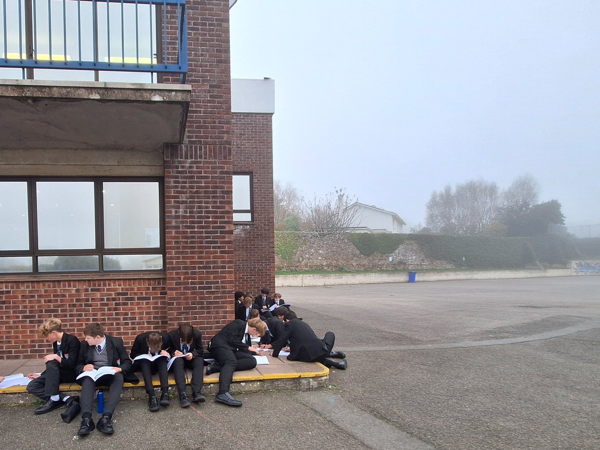 De La Salle College tweet media