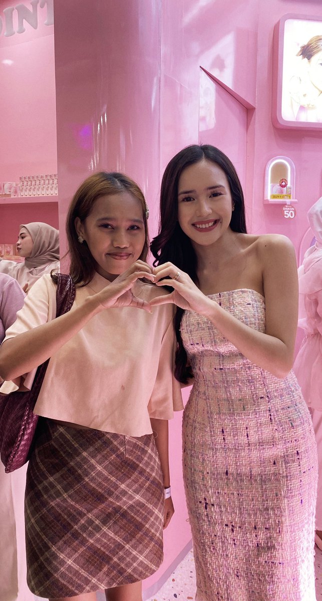 secondwithyu's tweet photo. Beauty Fest Asia Surabaya 2024 
thank you BNB for the opportunity🤗💗 so happpyyyy to be a part bnb fam, exclusive busa cobain new products bnb di bfa + meet and greet brg Ka BebyTsabina😍🌸🙈 she's really nice, humble + CAKEP PWOLLL🥺💖💖 #barenbeliss #bnb #bfa #surabaya https://t.co/e8anrHHYu3