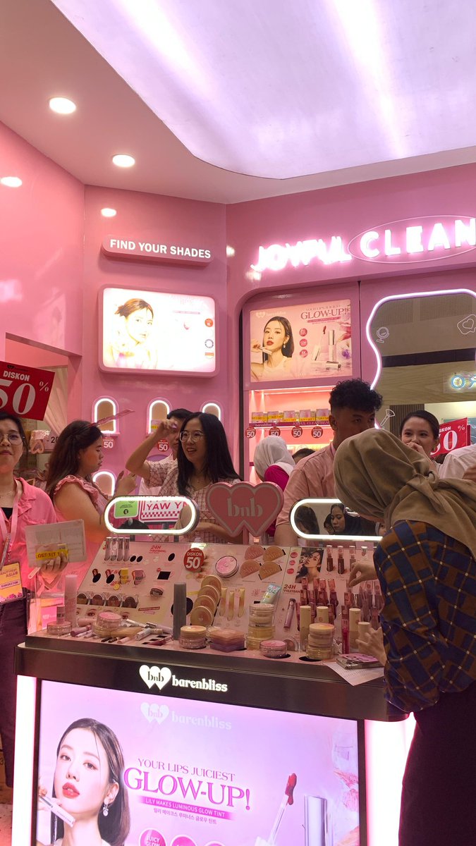 secondwithyu's tweet photo. Beauty Fest Asia Surabaya 2024 
thank you BNB for the opportunity🤗💗 so happpyyyy to be a part bnb fam, exclusive busa cobain new products bnb di bfa + meet and greet brg Ka BebyTsabina😍🌸🙈 she's really nice, humble + CAKEP PWOLLL🥺💖💖 #barenbeliss #bnb #bfa #surabaya https://t.co/e8anrHHYu3