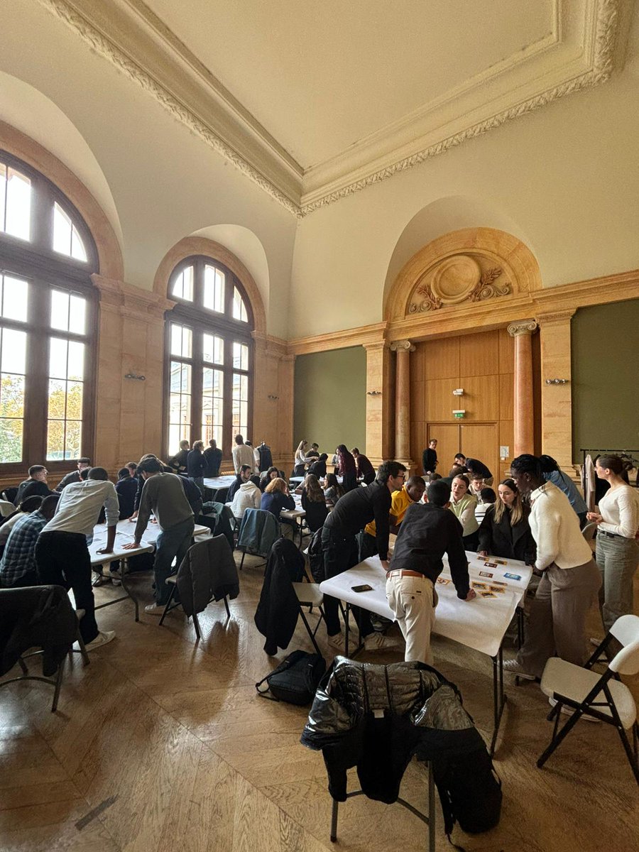 les_jeco's tweet photo. ⚡️En direct des #jéco2024 les délégations étudiantes du projet "Jéco étudiants" testent en avant première la Fresque de l'économie développée par @lecoavenir ! https://t.co/pGMY1FCVwQ