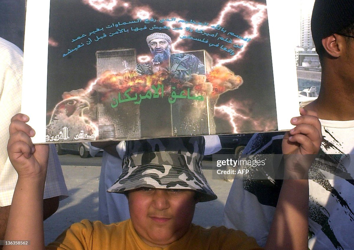 قرية الجفير - البحرين | أبريل 2008

اعتصام أمام جامع الفاتح في #الجفير احتجاجًا على توجه الحكومة لإعادة فتح سفارة #البحرين في #بغداد، معتبرين أن السلطة هناك تمثل سلطة احتلال. ورفع المعتصمون صورًا لزعيم تنظيم القاعدة #أسامة_بن_لادن، وأعلامًا تحمل شعار «القاعدة».