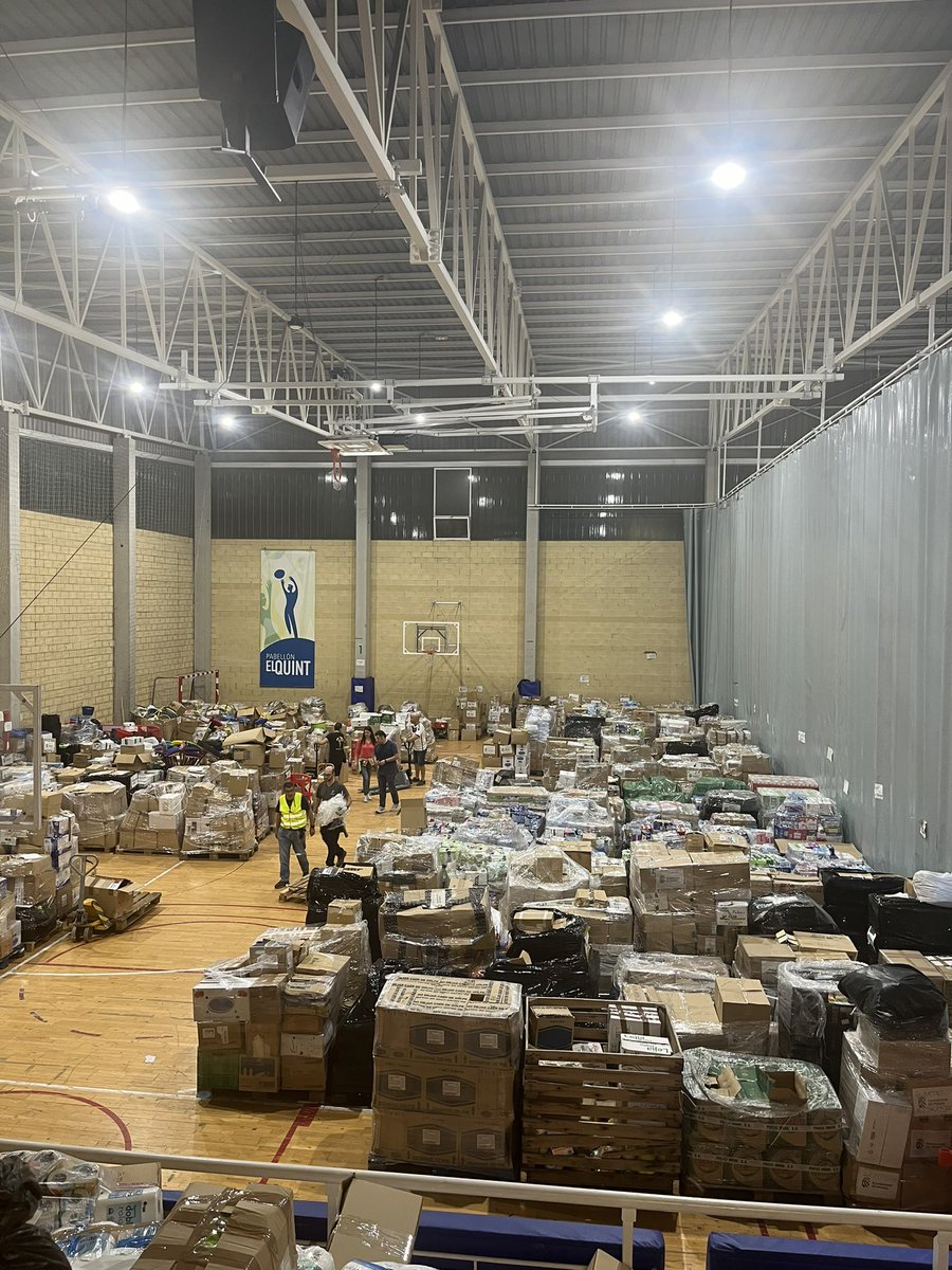 Voluntarios de España, coged carros y poneos a repartir comida, agua y cosas de limpieza por las calles. Id a ofreceros en los centros de donaciones para distribuir a los vecinos. 

Haced presión. Hay gente que no tiene de nada y los centros están saturados. Os necesitamos ❤️‍🩹