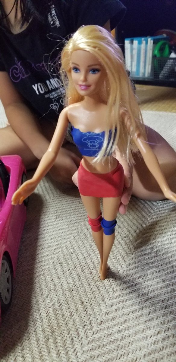 mihitai2's tweet photo. 最近の小2の娘のブーム。
バービーちゃんの服を風船で作ってます。
ボディコンになってる…(笑)
今回のテーマはハーレイ・クインだそうです(笑) https://t.co/6d8HP8v8A3