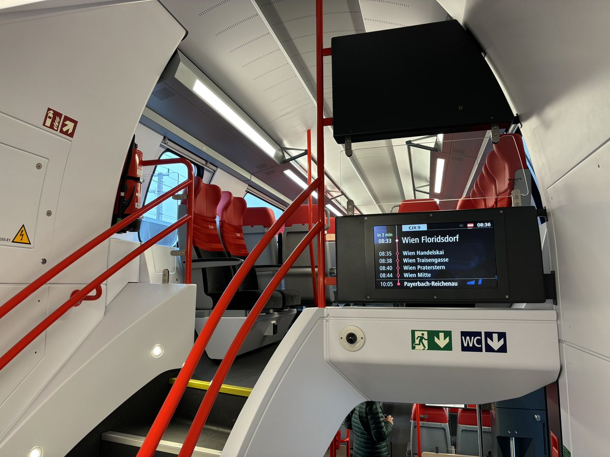 MartinBertsch99's tweet photo. Österreichpremiere des neuen ÖBB Cityjet Doppelstock in St. Pölten: Die neuen Züge sollen ab dem Fahrplan 2026 in der Ostregion auf Strecken wie der Nord-Süd-Achse über die Wiener Stammstrecke eingesetzt werden. Insgesamt wurden 109 neue Cityjet Doppelstockzüge bestellt, von denen 41 bereits im Jahr 2026 ausgeliefert werden sollen.