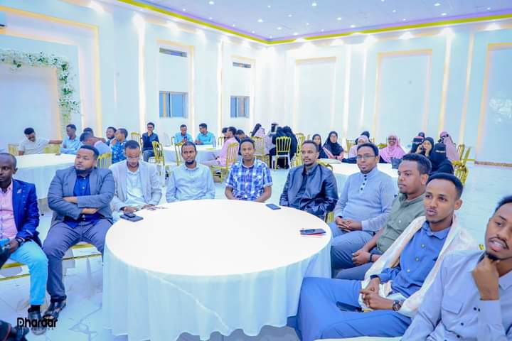 Ccaarif02's tweet photo. Waxa aannu xalay akhyaar badan oo reer burco ah ka sheekaysannay mawduuc furan oo ku saabsan Doorashada iyo Danta Burco. Aad ayaa ay u mahadsan yihiin daneeyayaasha soo xaadiray, jeediyayaasha iyo bahda Dirane oo kulanka agaasimay.
#Isbeddel
#Burco
#2024Election https://t.co/SYDEZ776gS