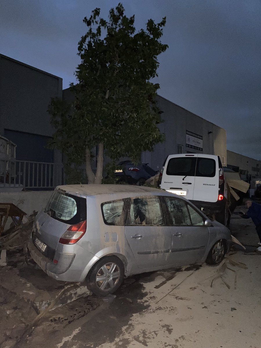 sabater_garcia's tweet image. PORFAVOR AYUDA 
Adjunto Imágenes del coche, y el documento que les hemos enviado pidiendoles porfavor que no nos lo cobren (Pero ellos siguen a la suya)