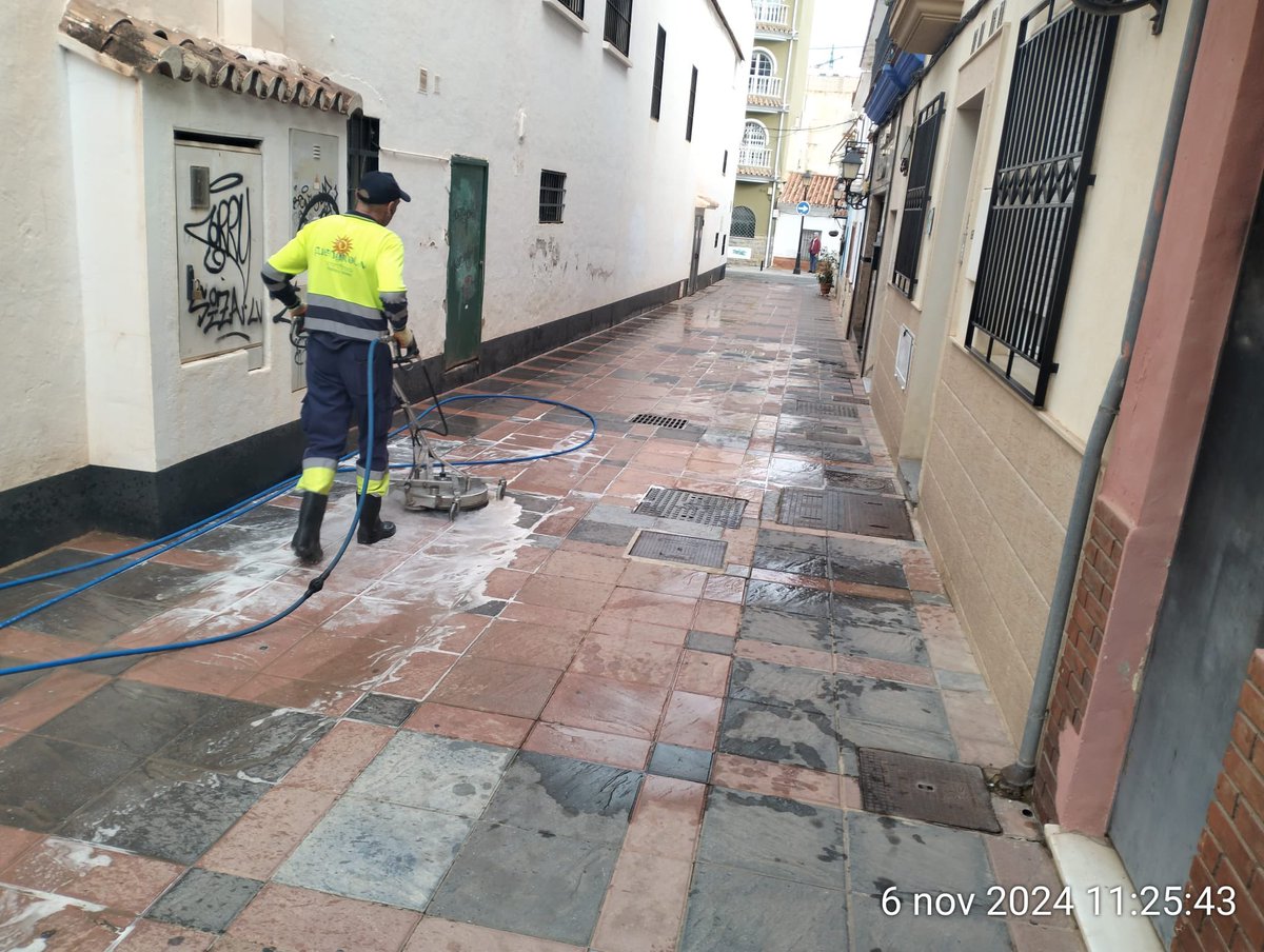 Limpieza con discos de las calles que rodean al teatro Varietés. #AnaMula #Fuengirola.<a href="/AnaMula1/">Ana Mula</a> <a href="/bornao_cristina/">Cristina Bornao</a>