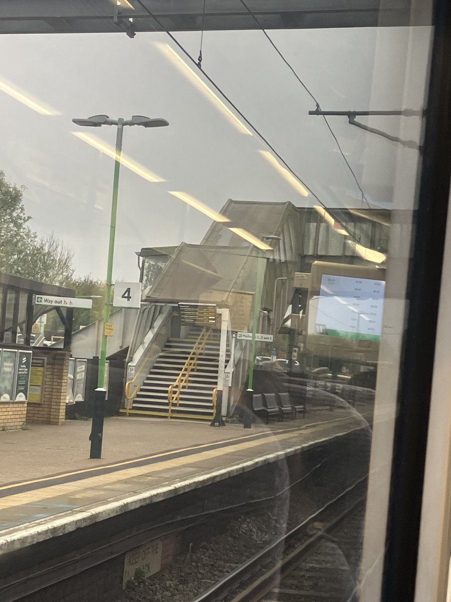 Hello <a href="/networkrail/">Network Rail</a> &amp; <a href="/GNRailUK/">Great Northern</a>. Leighton Buzzard can have a retrofit roof on their bridge. Yes, 2 platforms, but Guildford is many platforms and has a decent roof, as do many others. Why should we put up with flooding and steps which crumble after about five minutes?