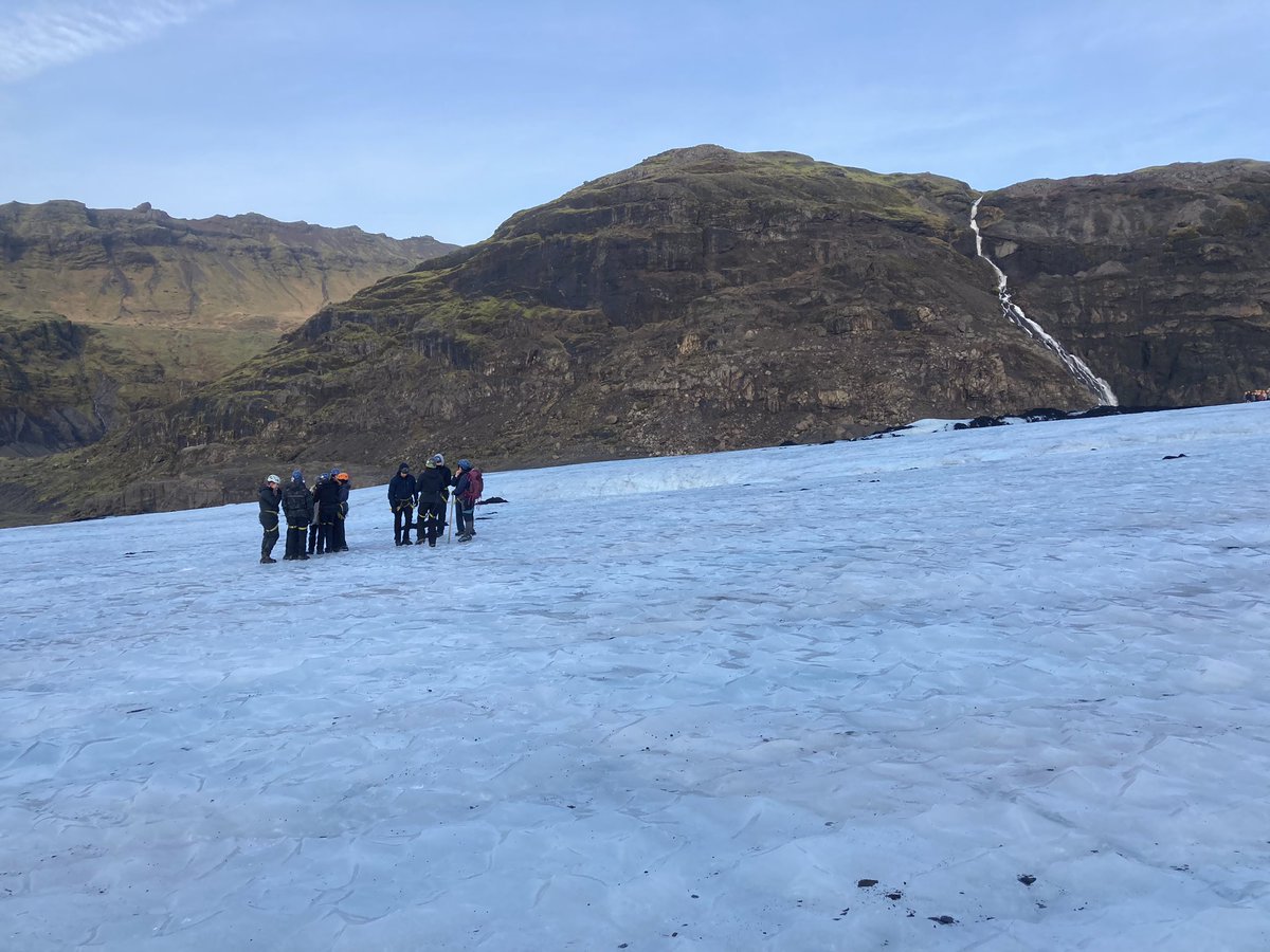 HH_SeniorSchool's tweet photo. We are nearly at the top. Amazing ic crevasses. All doing a super job! https://t.co/ntpET2n16h
