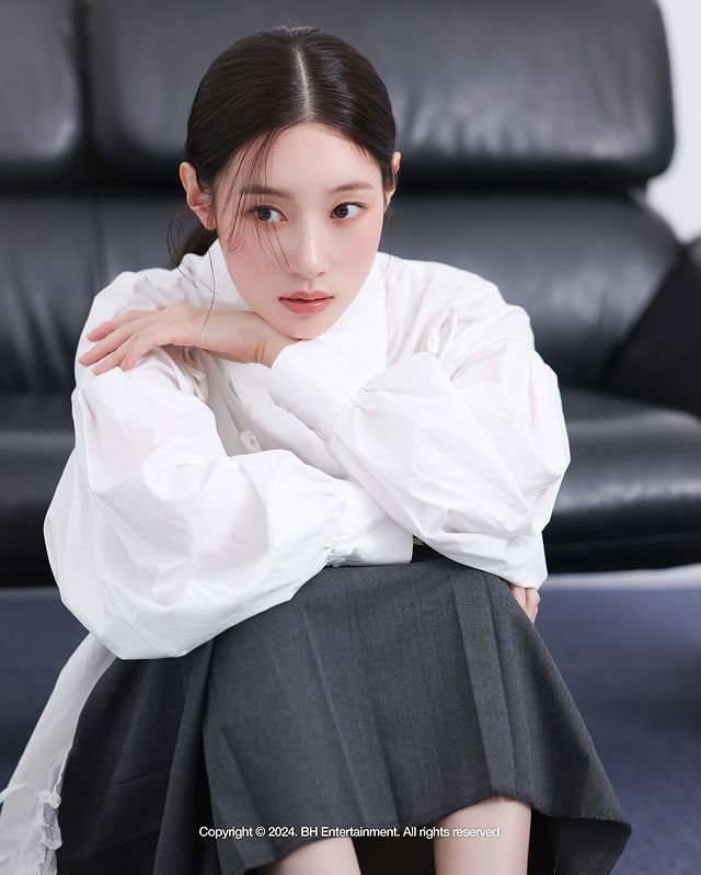 Take a closer look behind the scenes of my Esquire photoshoot✨

#BHINDSHOOT