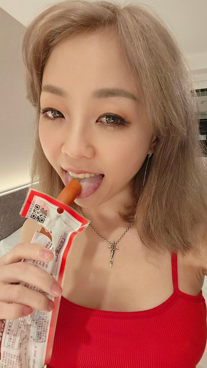 晚上十點在 #公雞俱樂部
 @roosters_clubtw 噴水蜜桃ROXIE蘿希要跟誰一起開多人趴踢呢🎉我也不知道😂來開箱一起玩吧！🐔🐔🐔

👇🏼👇🏼🐓🐓🐓 https://t.co/mlREFx6yW4 https://t.co/eeQZB1PYGC