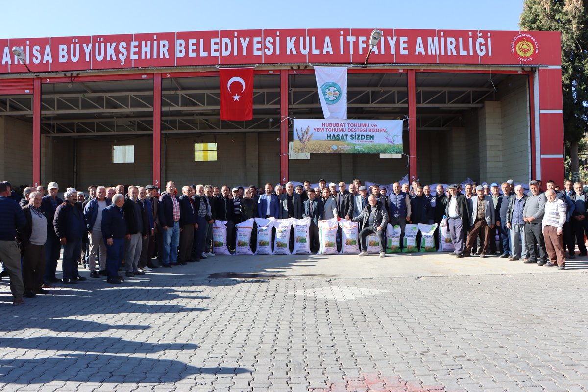 Kulabelediyesi's tweet photo. Büyükşehir'den Kulalı Üreticilere Tohum Desteği
Manisa Büyükşehir Belediyesi tarafından yüzde 75 hibe desteği ile üreticilere verilen yem bitkisi ve hububat tohumlarının dağıtımı Kula'da yapıldı. https://t.co/gfRTCAUzF2