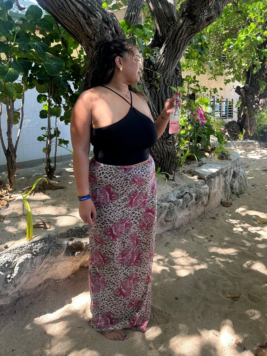 down2marsgal's tweet photo. the fits on holiday VS. the fit to the airport https://t.co/I1llJezaIR